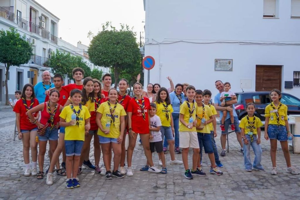 LOS SCOUTS COLABORAMOS CON LA II BTT URBAN CIUDAD DE MOGUER